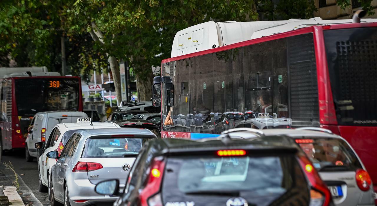 Tre cortei bloccano Roma mentre si svolge la mezza maratona.