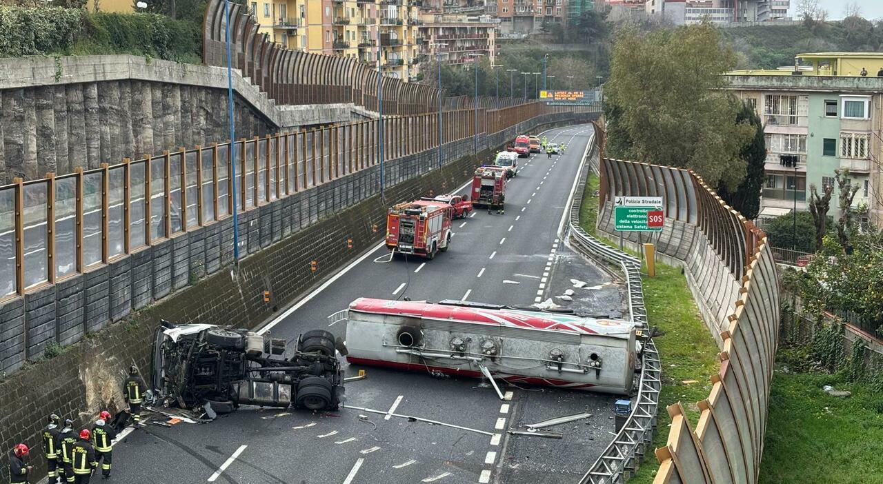 Incidente Tangenziale di Napoli: si ribalta tir con carburante, chiusa la strada. Evacuati i palazzi