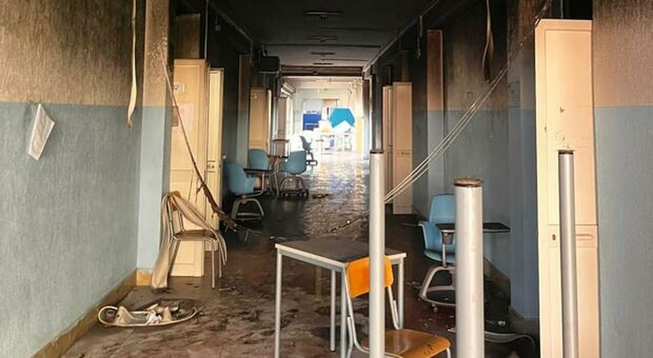 Incendio al liceo Gullace: vengono esaminati i telefoni cellulari per individuare tre giovani sospettati di incendio doloso.