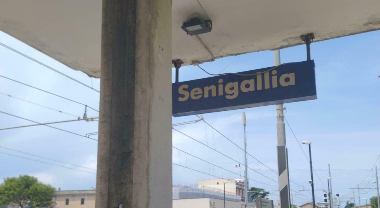 Lite con un passeggero per un posto, poi la coppia aggredisce la capotreno: il Regionale deve fermarsi