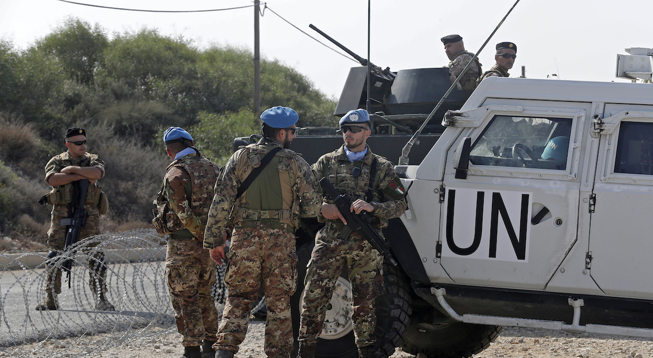 Libano, soldati Unifil italiani in allarme 2, restano nella base. «Interrotti i pattugliamenti»