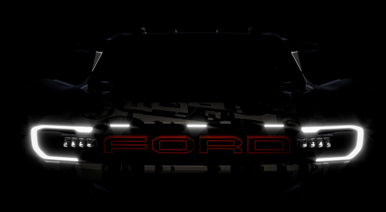 Il frontale della Ford Ranger Raptor T1+ che correrà la Dakar nel 2025 è chiaramente ispirato alle versione Raptor di serie dell'F-150 e della Ranger, i pick-up di punta di Ford.