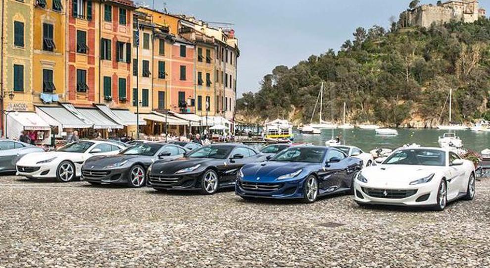 Le 20 Ferrari Portofino sulla piazzetta dell'omonima località ligure prima della partenza del tour che le porterà in giro per l'Europa