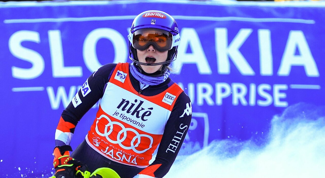 Momentos de miedo en Cortina: la esquiadora Mikaela Shiffrin sufre una caída durante la Copa del Mundo de esquí
