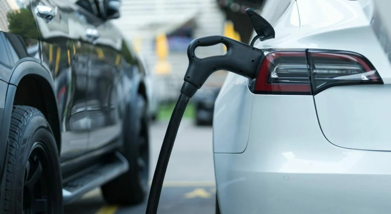 Un'auto elettrica in ricarica