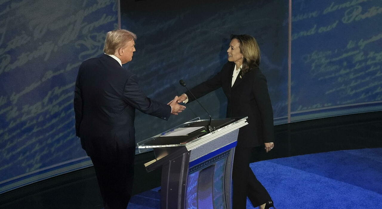 Kamala Harris e Trump, la storica stretta di mano «imposta» da Kamala 8 anni dopo l