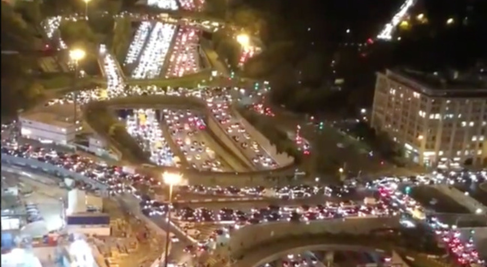 Traffico impazzito a Parigi dopo la decisione del lockdown