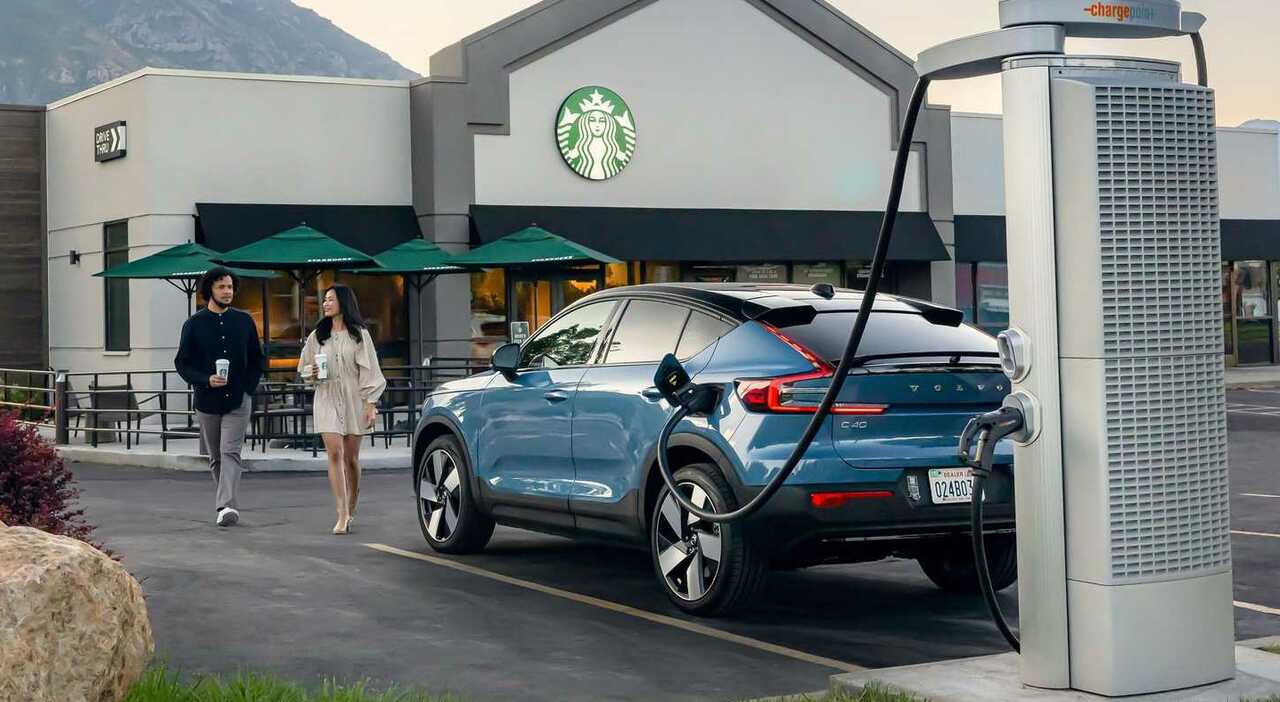 Una colonnina di ricarica Volvo fuori da uno Starbucks in Usa