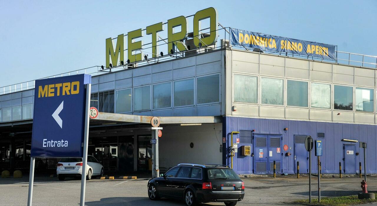 Licenziato per un presunto errore sul lavoro, si uccide. I colleghi: «Danno da poche centinaia di euro, il provvedimento era esagerato» Licenziato per un presunto errore sul lavoro, si uccide. I colleghi: «Danno da poche centinaia di euro, il provvedimento era esagerato»