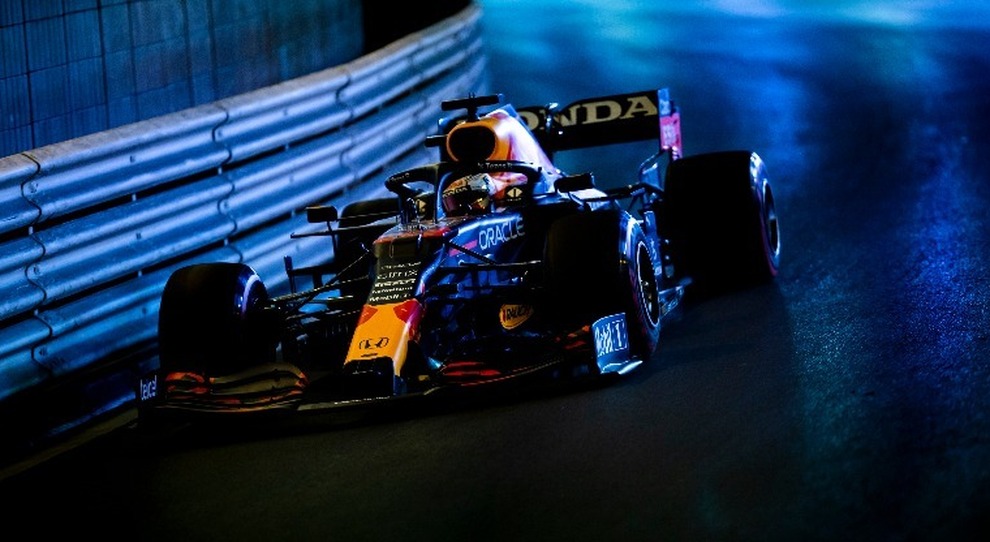 Max Verstappen con la Red Bull sotto il tennel di Montecarlo