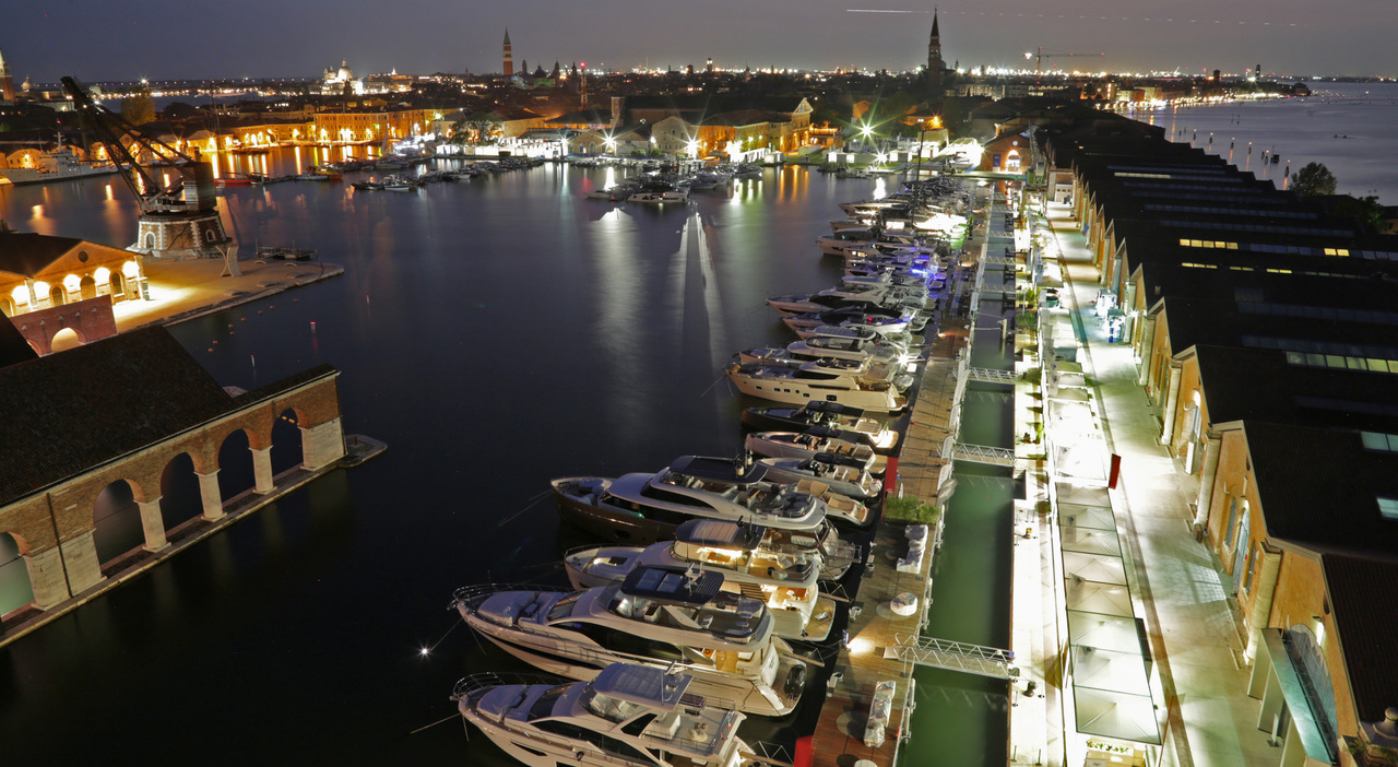 Una spettacolare panoramica in notturna dell'edizione 2022 del Salone nautico di Venezia