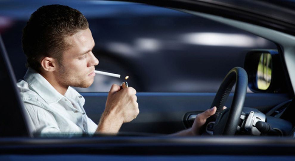 Un automobilista fumatore
