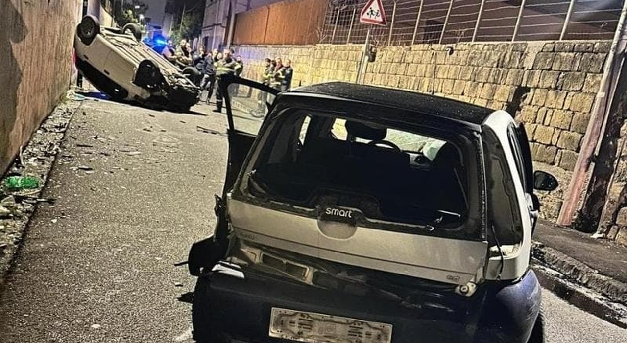 Incidente frontale a Napoli, auto con 4 ragazzi si ribalta: morta una 19enne