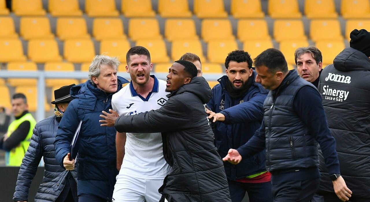 D'Aversa, testata a Henry nel finale di Lecce-Verona: «Chiedo scusa, non volevo». Ma ora rischia l'esonero