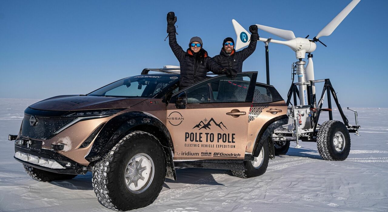 Chris e Julie Ramsey alla partenza con il Suv elettrico di Nissan per il viaggio di 27.000 km dal Polo Nord al Polo Sud