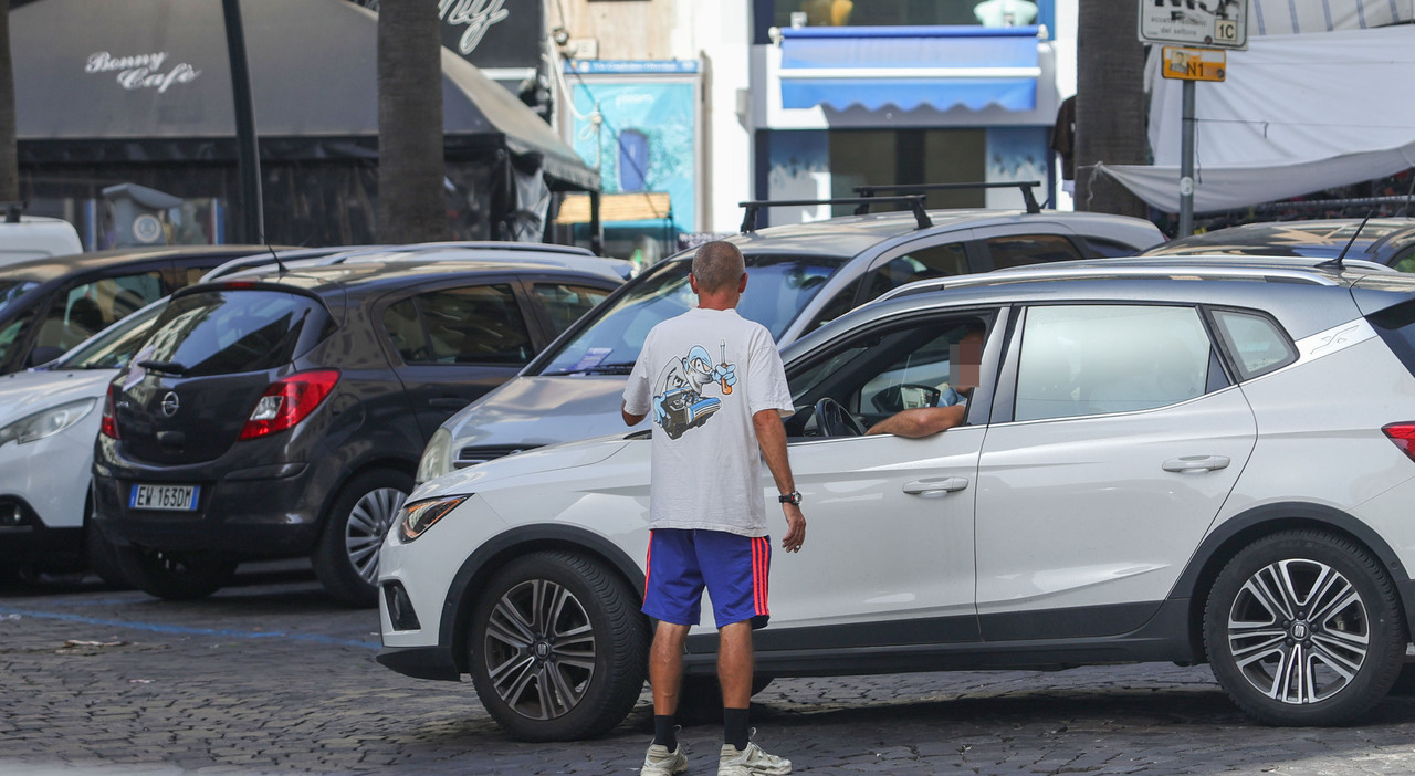 Parcheggiatori abusivi a Napoli, i pm anticlan: «Un affare di camorra per gestire il territorio»