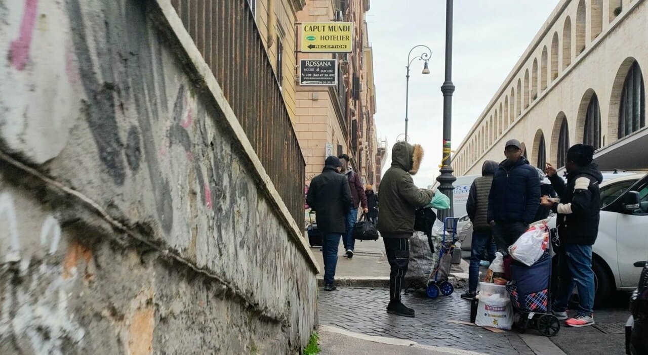 Stazione Termini, turiste rapinate: strappato un bracciale d'oro con  diamanti. Fermati due africani