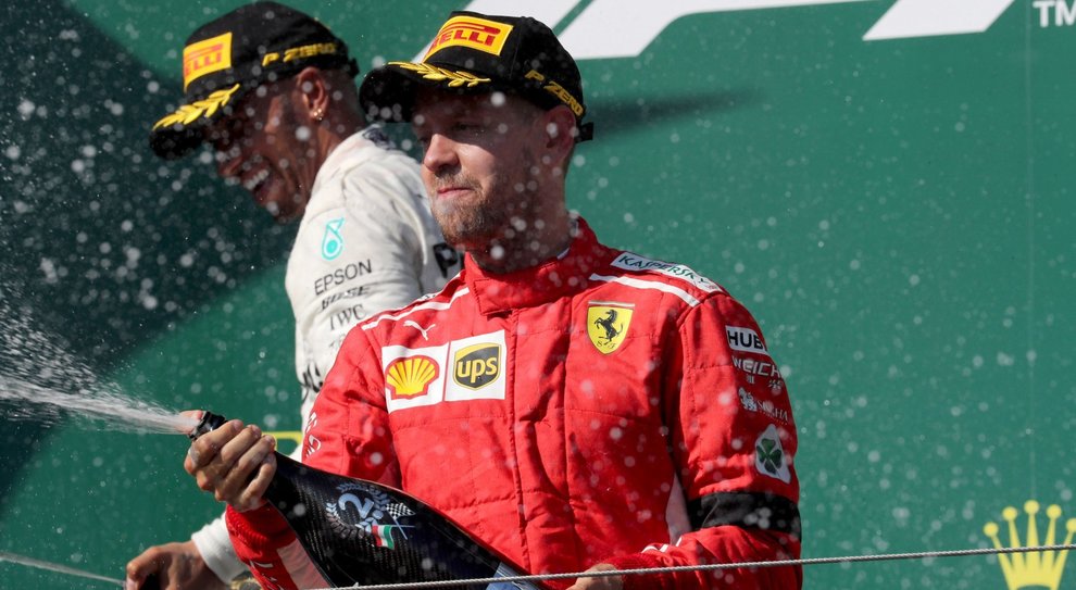 Sebastian Vettel festeggia il 2° posto sul podio di Budapest