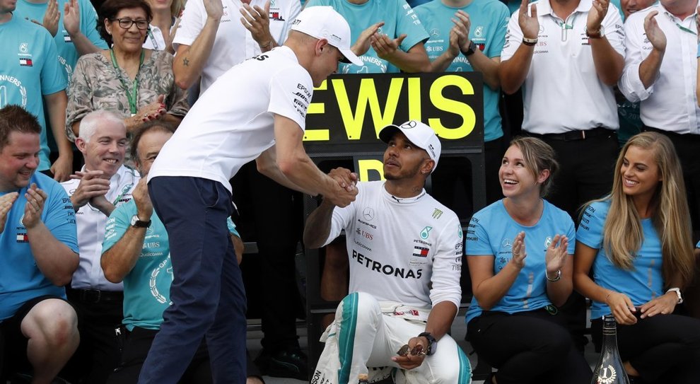 Bottas si complimenta con Lewis Hamilton per la vittoria
