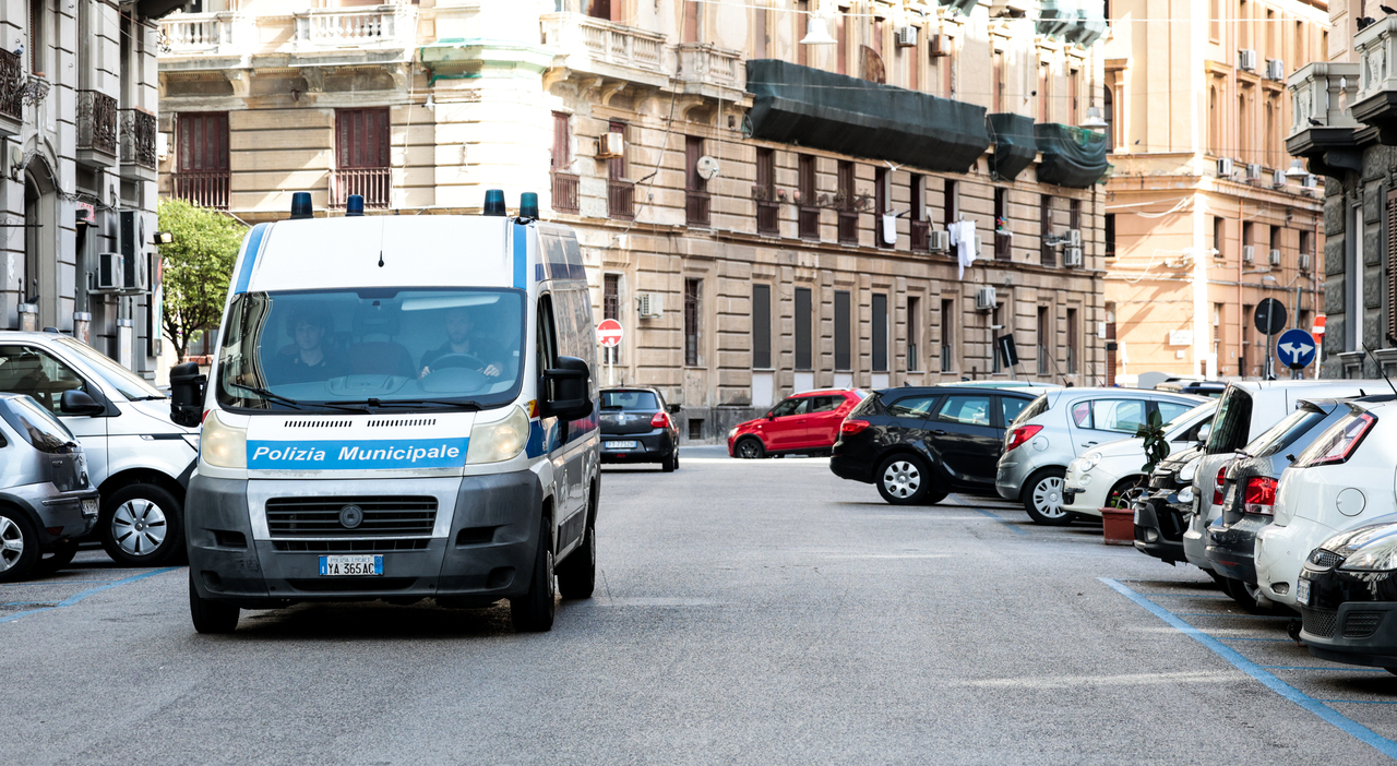 Parcheggiatori abusivi a Napoli, intervista Aldo De Chiara: «Sospendere la patente a chi lascia le chiavi agli abusivi»