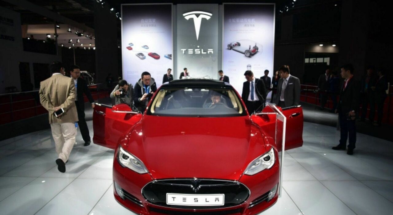 Tesla in crisi, crollo a Wall Street del  9,17% e vendite dimezzate in Cina: la concorrenza di BYD minaccia Musk