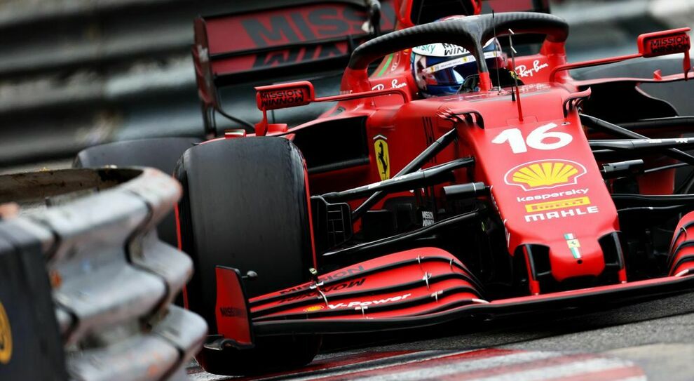 Charles Leclerc con la Ferrari a Monaco