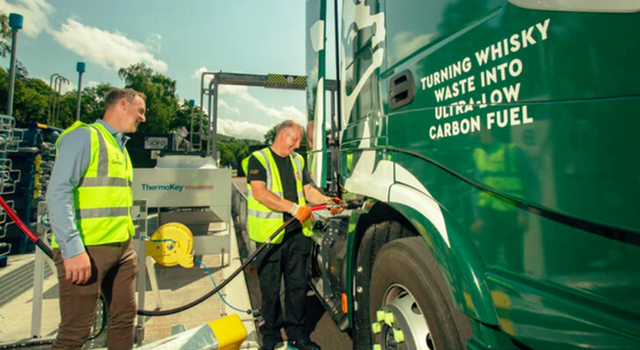 Autoarticolati green viaggiano in Scozia utilizzando whisky, ecco il rifornimento di biogas da scarti di produzione