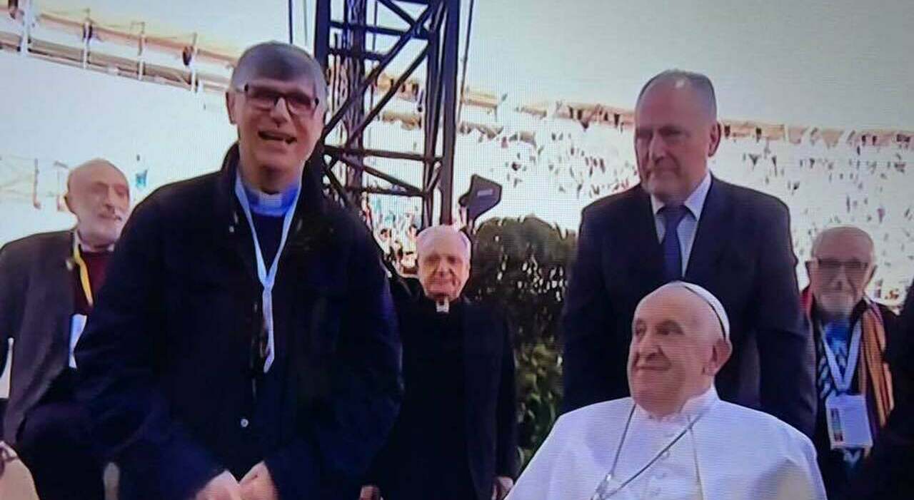 Verona, il Papa a don Patriciello: «Lascia stare le critiche, vai avanti senza paura»