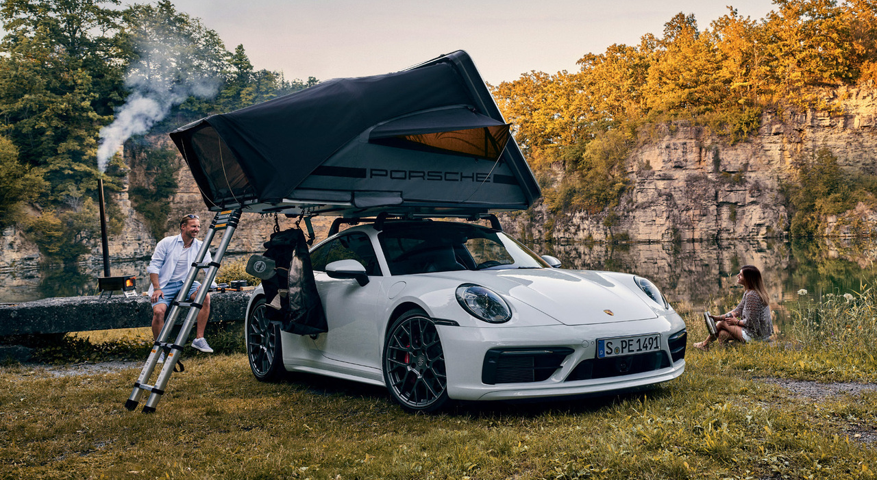 Una Porsche 911 con la tenda da campeggio sul tetto