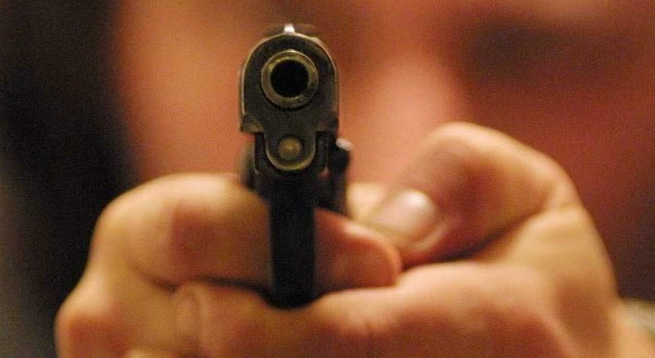 Ascoli, ragazza si scaglia contro i genitori e li minaccia di morte con coltello e pistola. Ecco cosa potrebbe decidere il giudice