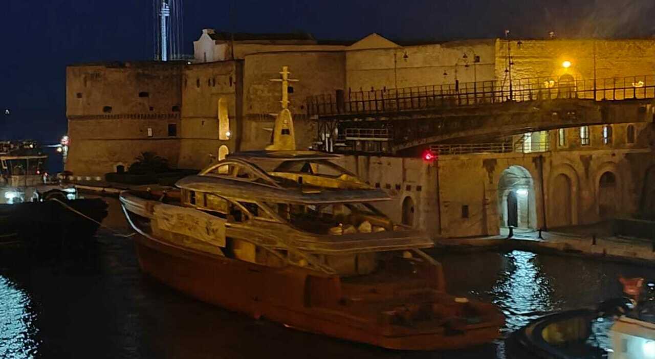 Lo yacht di lusso "made in Taranto" prende il largo: e il ponte girevole si apre per il passaggio