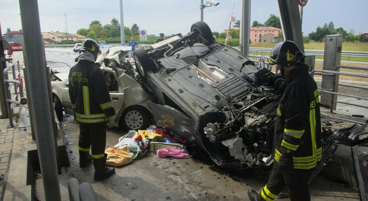 Incidente sulla A12 al casello di Rosignano: 3 morti e diversi feriti trasporti in ospedale a Livorno. Tra i coinvolti anche un bimbo
