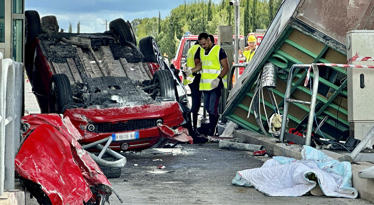 Incidente sulla A12 al casello di Rosignano: 3 morti (due coniugi tedeschi) e 6 feriti. Auto ad alta velocità travolge veicoli in coda: coinvolti anche due bambini