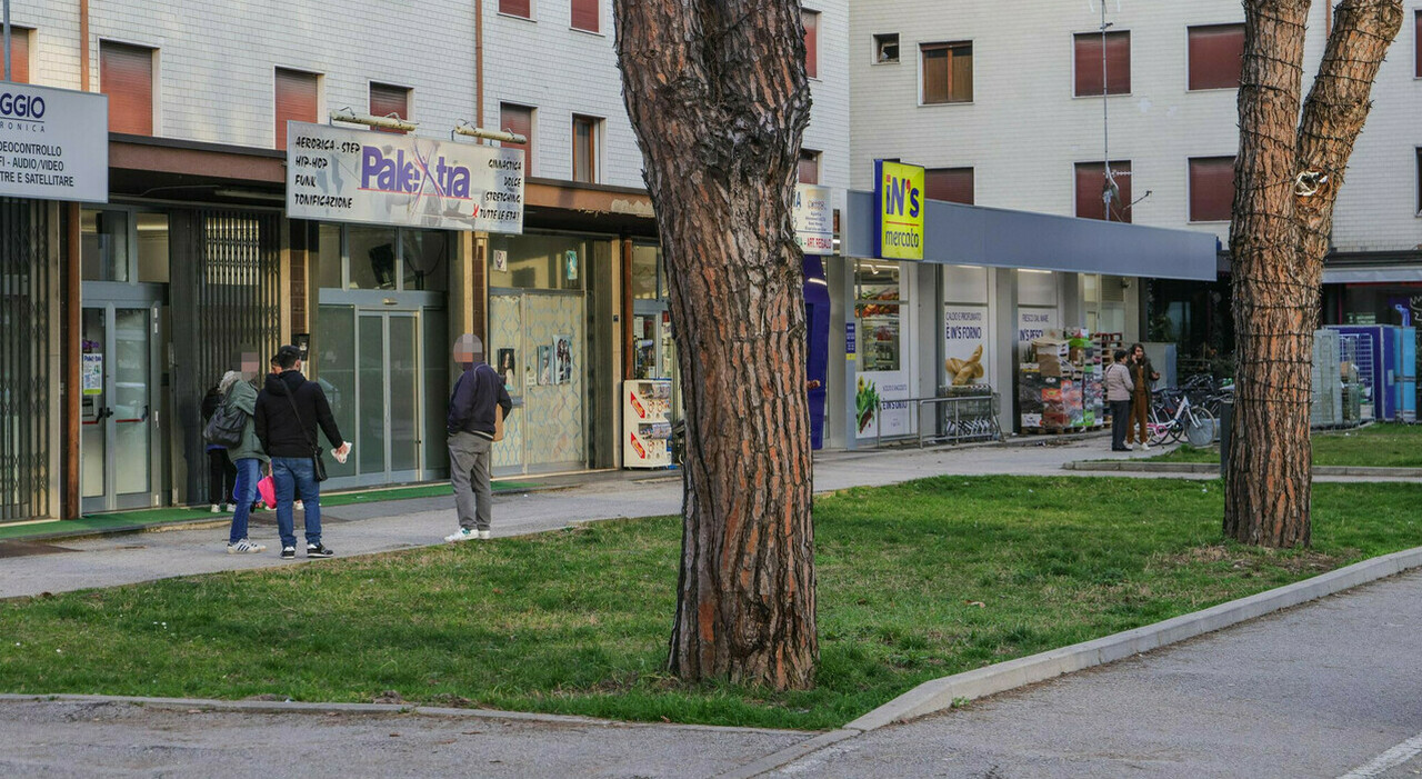 «Dacci 50 euro o ti accoltelliamo». 14enne e 16enne minacciano un coetaneo. La mamma della vittima chiama la polizia e scoppiano in lacrime