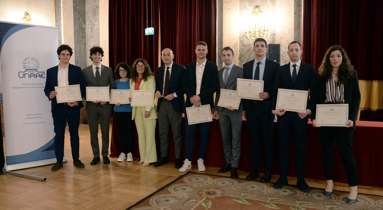 Il presidente dell'Unrae Michele Crisci premia gli 11 vincitori delle borse di studio sul marketing automobilistico