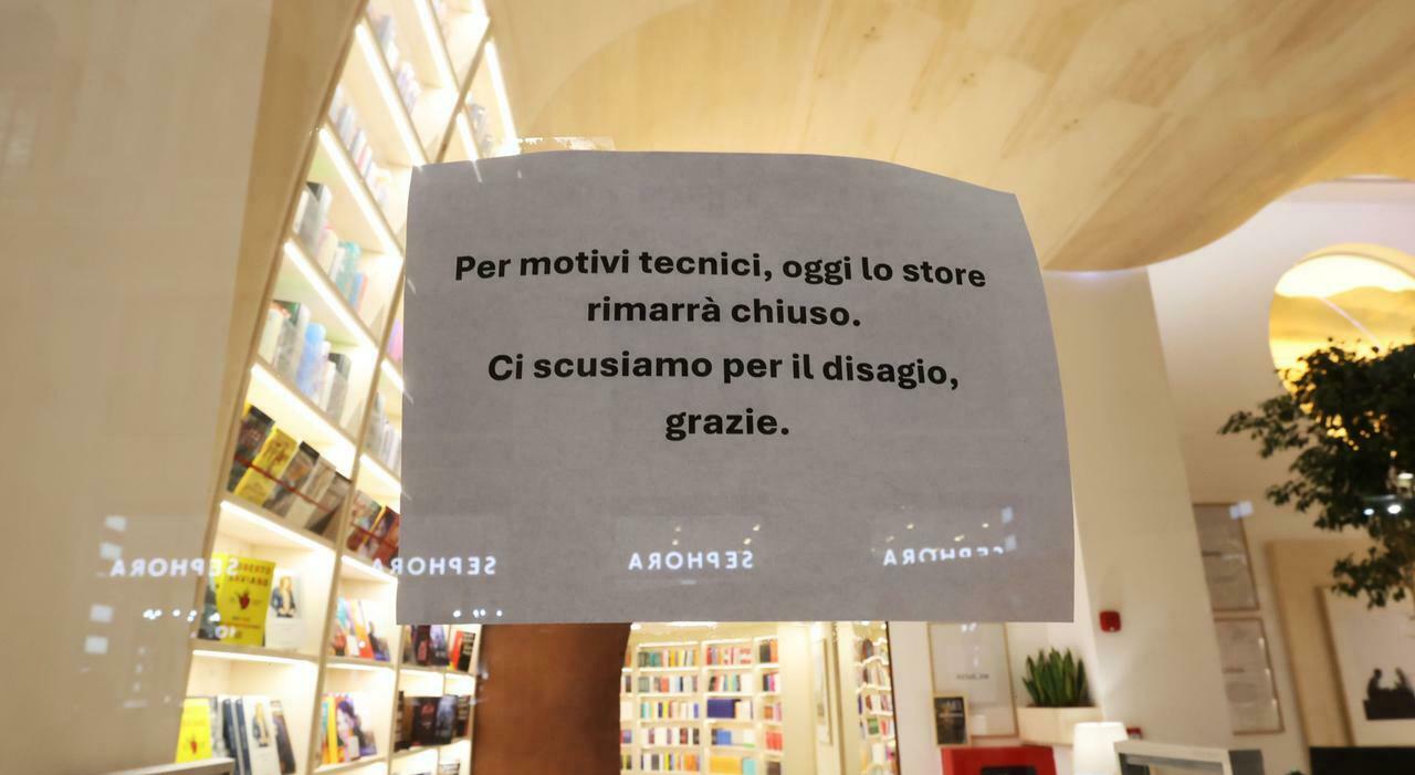 Napoli, Mondadori in Galleria Umberto: falsa partenza, chiusa per «Licenze incomplete»