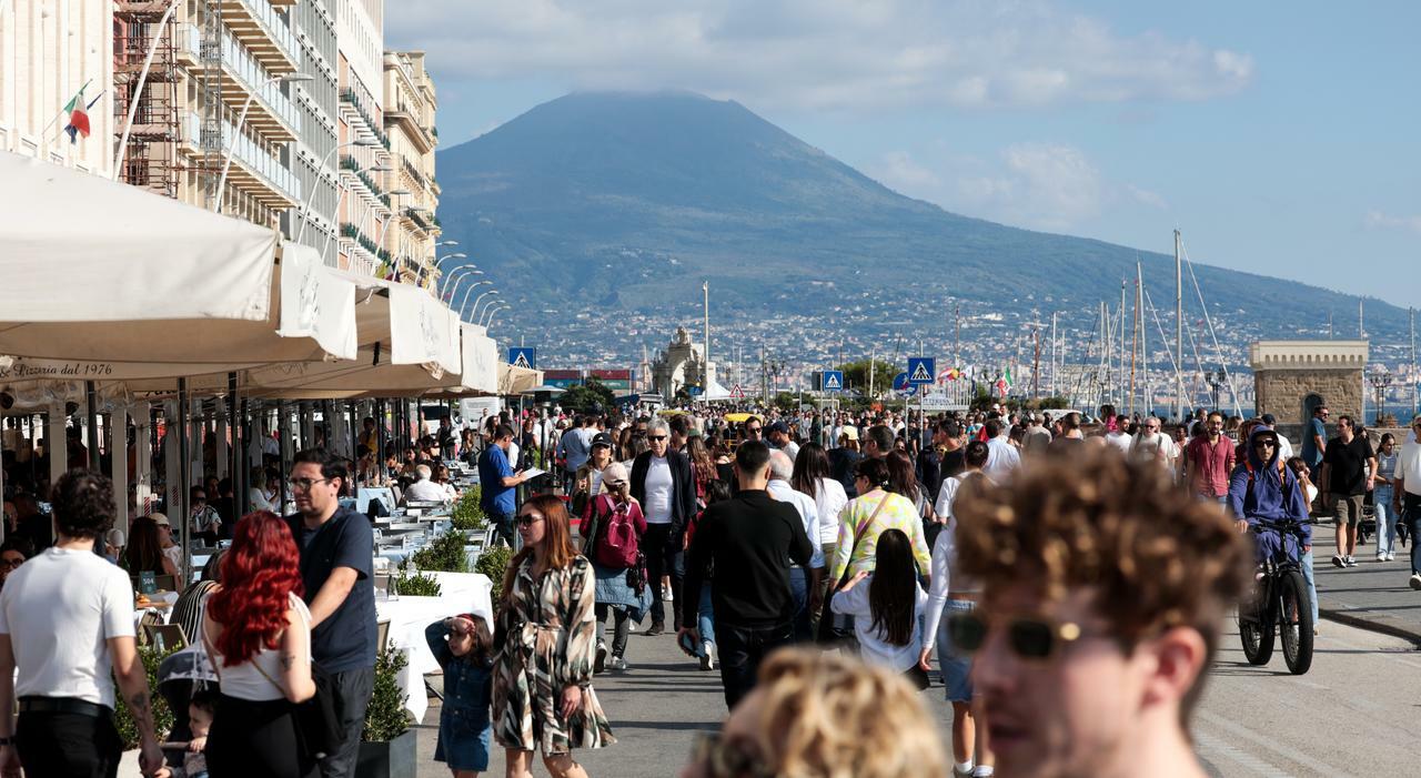 Turisti, boom di Pasqua a Napoli: «In 3 settimane previsti un milione di visitatori»