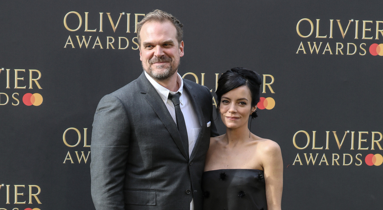 Lilly Allen e David Harbour si sono lasciati: «Il loro matrimonio è andato in pezzi, la cantante e le sue figlie sono devastate»