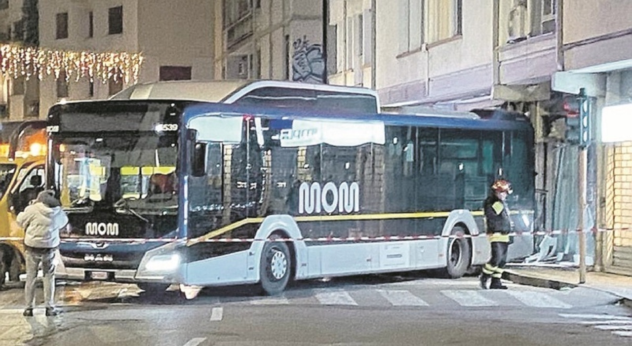 Autobus fuori controllo sfonda la vetrina, l