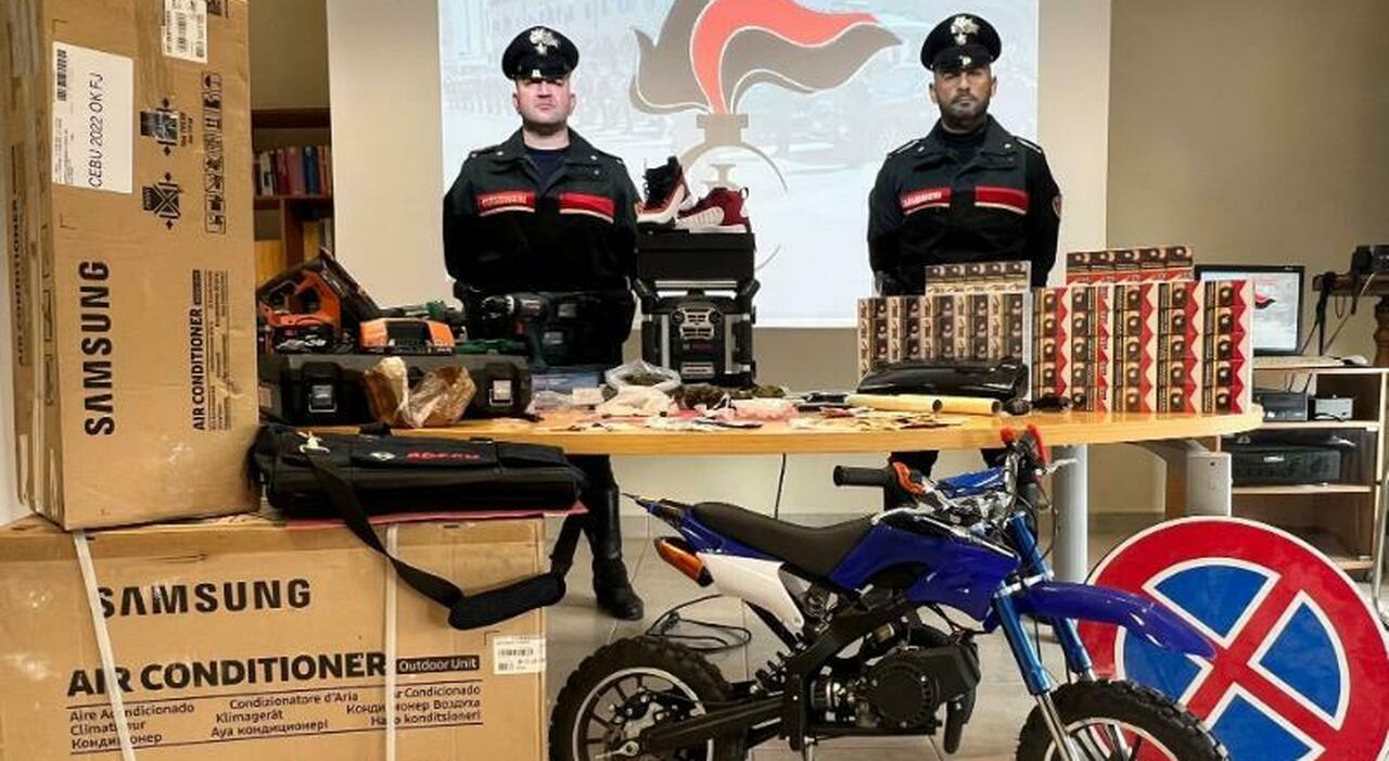 Ascoli, lo fermano con hashish e cocaina: in garage ha un ?tesoro? tra soldi, moto, sigarette, condizionatori e attrezzi