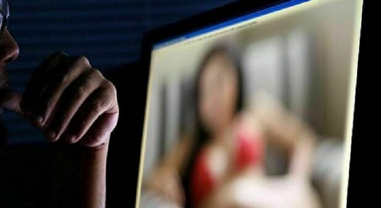 Pubblica un video porno della ex moglie sul web, poi le incendia i vestiti stalker 55enne nei guai