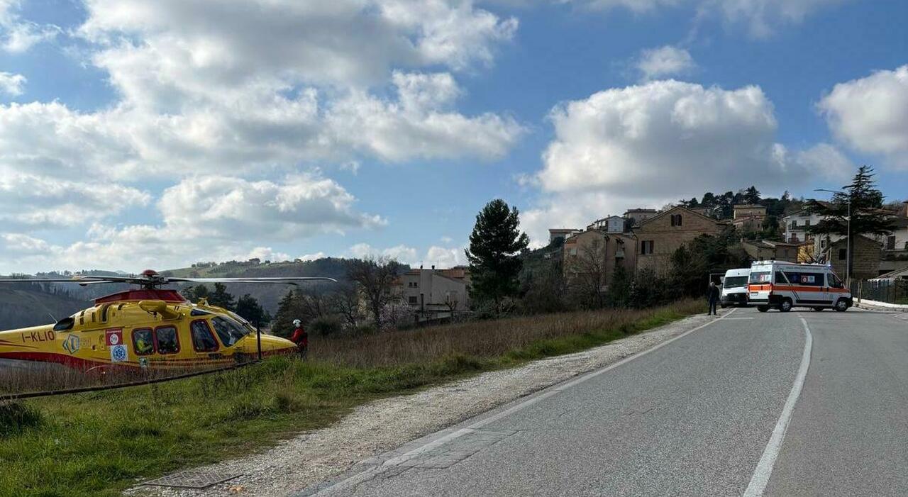 Montecarotto, resta schiacciato in un macchinario: choc in un