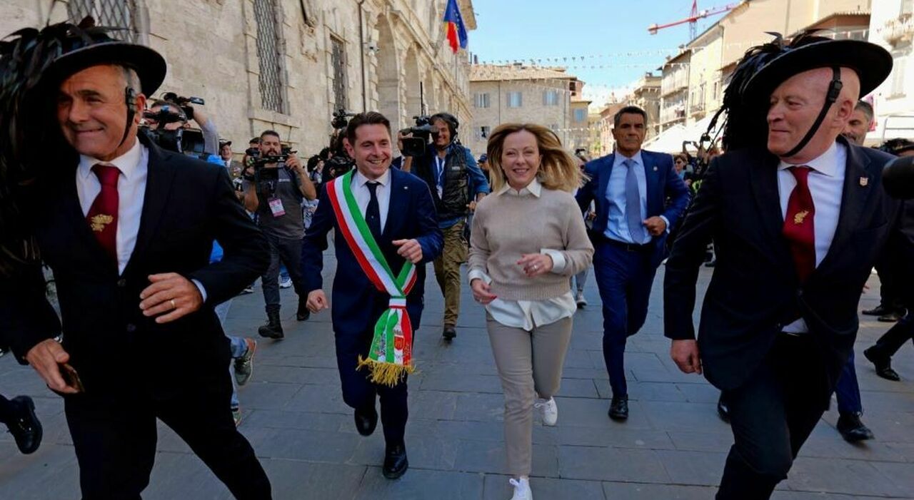 È il giorno dei bersaglieri, al raduno nazionale di Ascoli arriva la premier Giorgia Meloni (e accenna la corsa delle piume nere)