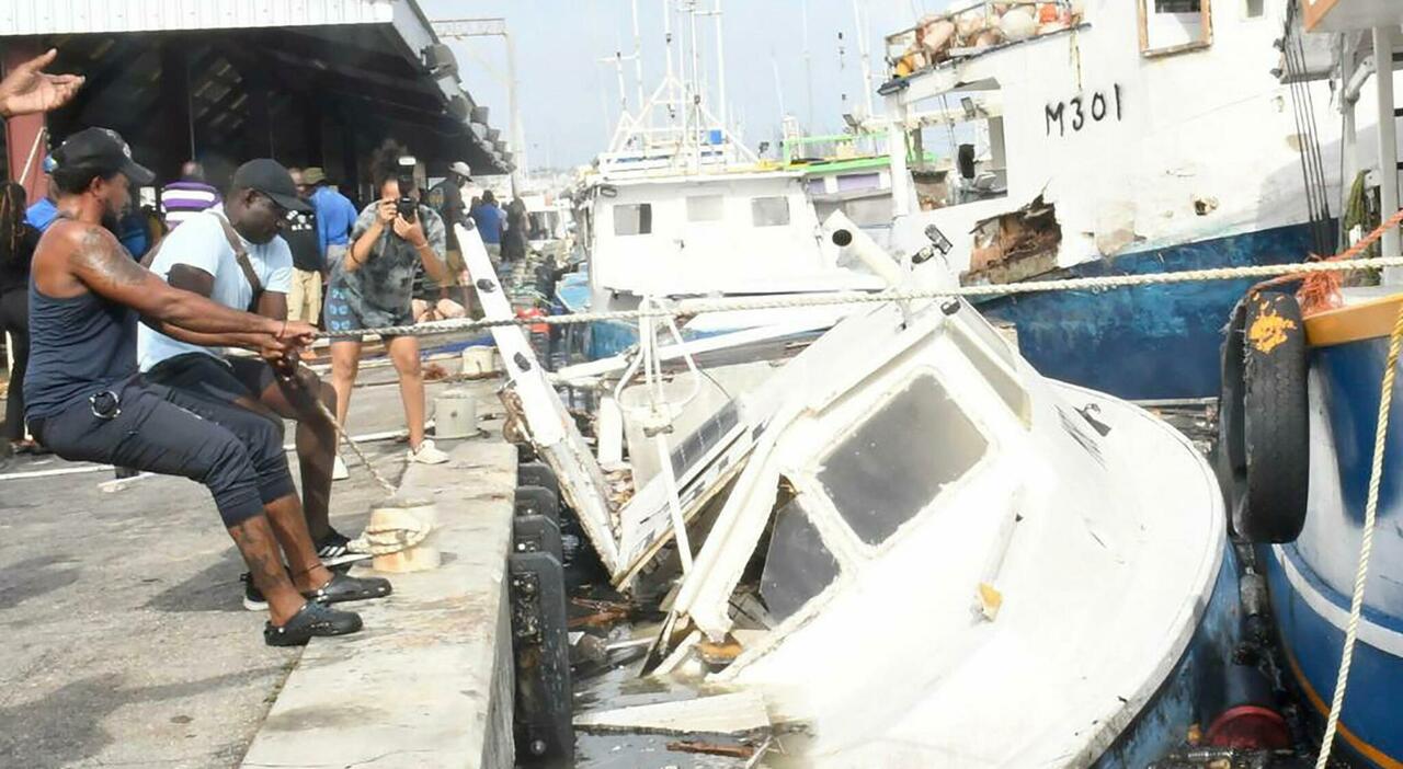 Hurricane Beryl in the Caribbean leaves at least 4 dead. Category 5 alert Expert: “potentially catastrophic”