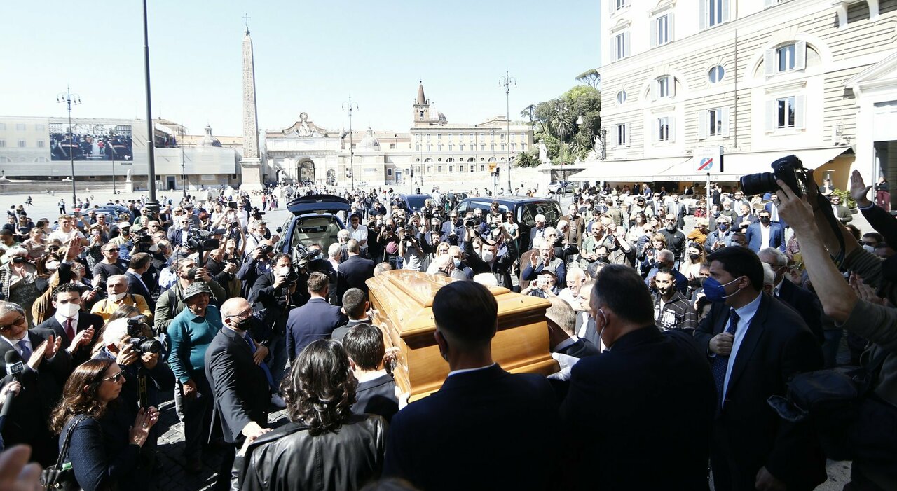 Assunta Almirante, fascist salutes at the funeral in Rome: Fini is not there but the ex-wife Daniela Di Sotto arrives