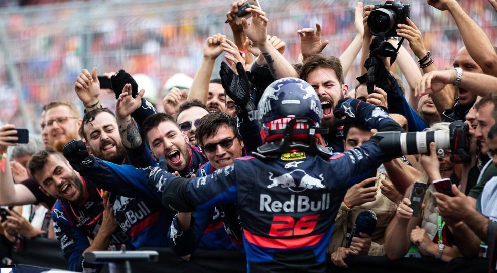 Il team Toro Rosso F1 con di spalle Daniil Kvyat
