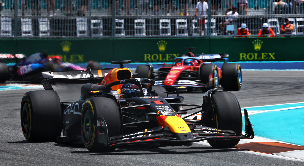 GP di Miami, gara Sprint: Verstappen precede la Ferrari di Leclerc, gran prestazione di Ricciardo