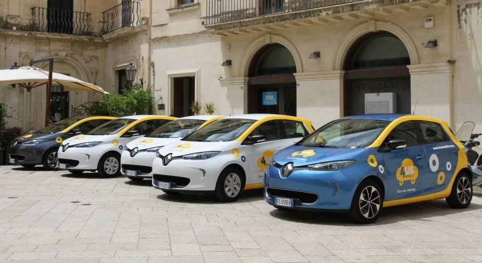 Alcune renault Zoe della flotta di 4USMobile, il car sharing a flusso libero che debutta nella zona di Lecce