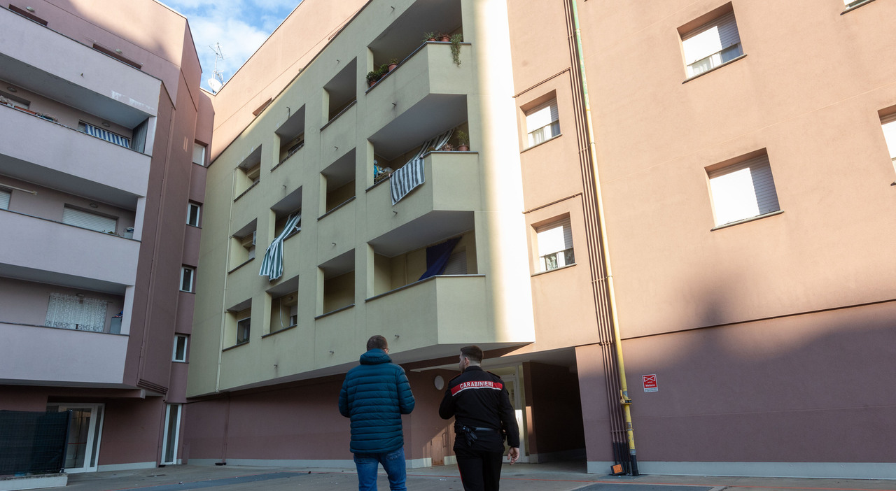 Sedicenne partorisce sul balcone, la gravidanza tenuta nascosta, le urla, il corpicino avvolto nella coperta e buttato nel secchio: cosa sappiamo