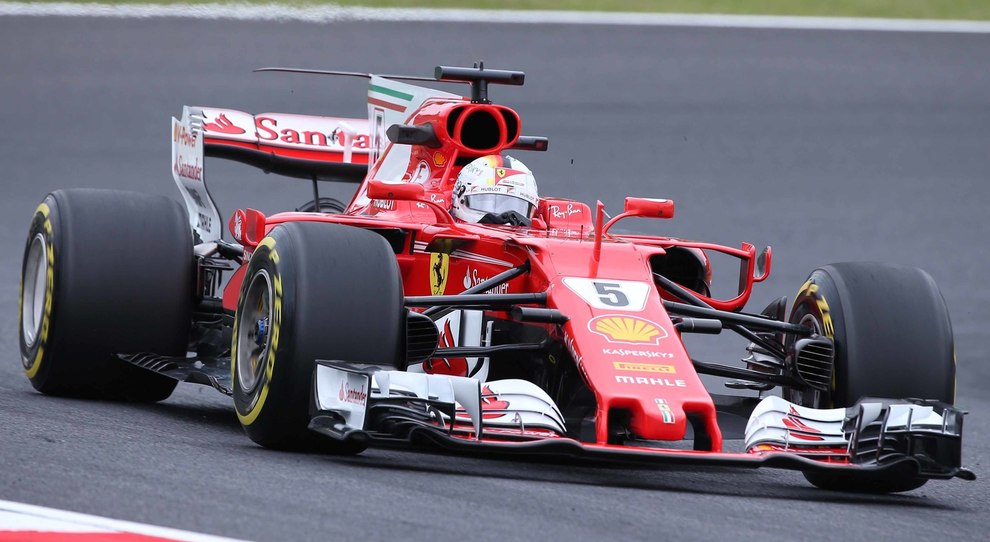 La Ferrari di Sebastian Vettel sulla pista di Suzuka